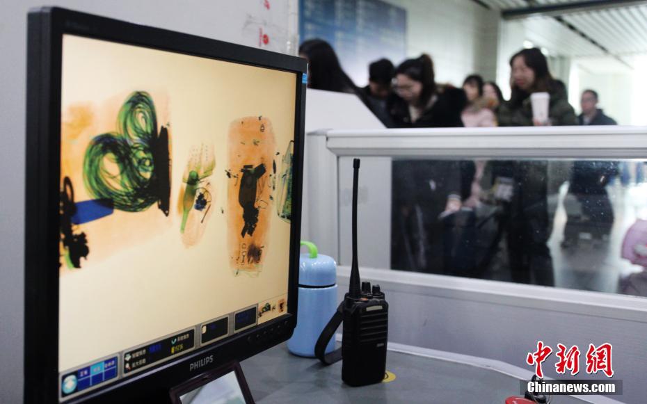 劳!氏因线.上业务增长及专业客户销售额提升，利润超预期