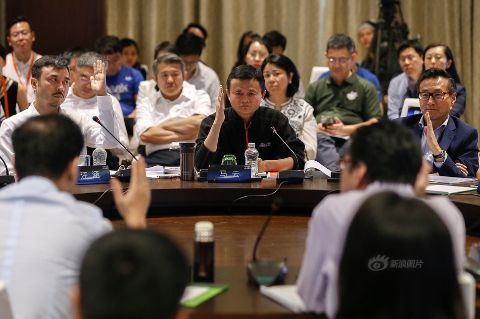 12,月开门{红}，油价跳空高开，日内拉锯后收涨等待靴子落地