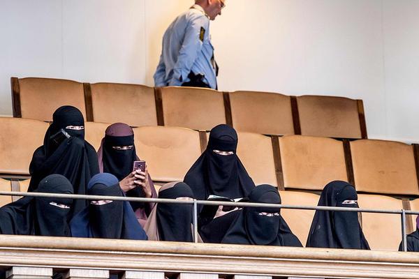 市场下{调}降息预期，关注今夜鲍威尔全球央行年会讲话