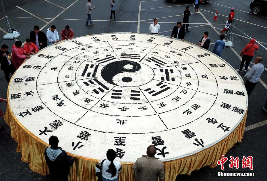 特斯—拉全球最大超级充电站全面投入运营 有164根v4超级充电桩